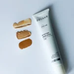 DECAAR Apsaugantis ir drėkinantis kremas BB su SPF50, TAN - Image 2